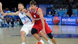 Сегодня. Монпелье. Израиль – Россия – 76:73. Россиянин Егор ВЯЛЬЦЕВ (9) против израильтянина Галя МЕКЕЛЯ.