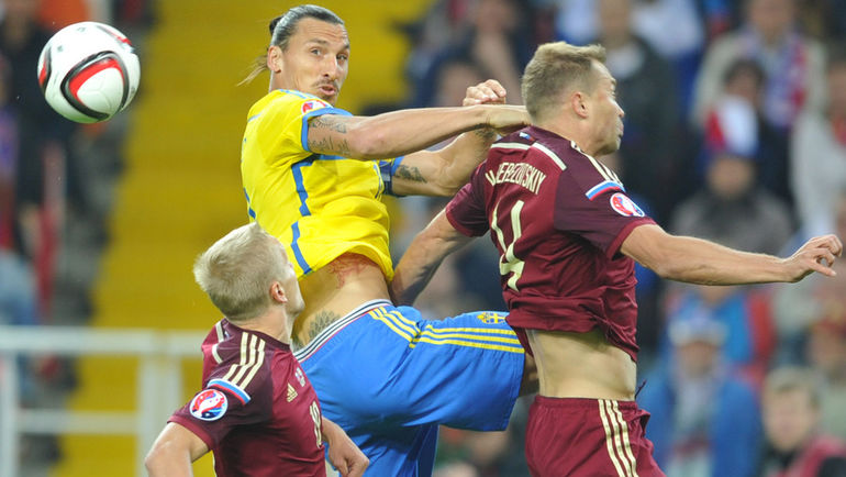 Василий БЕРЕЗУЦКИЙ (справа) против Златана ИБРАГИМОВИЧА. Фото Алексей ИВАНОВ,