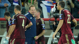 Суббота. Москва. Тушино. Россия - Швеция - 1:0. Леонид СЛУЦКИЙ, Роман ШИРОКОВ (слева), Сергей ИГНАШЕВИЧ (№4), Олег ШАТОВ и Артем ДЗЮБА (№22) после матча.