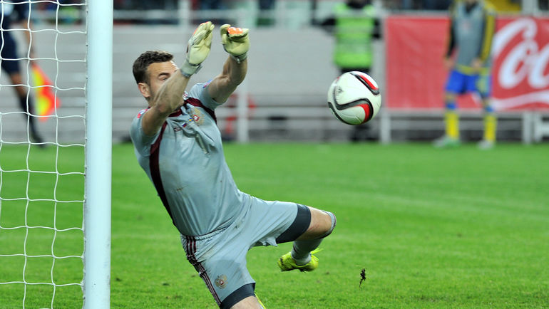 5 сентября, Москва. Россия-Швеция – 1:0. Сейв Игоря АКИНФЕЕВА. Фото Алексей ИВАНОВ,