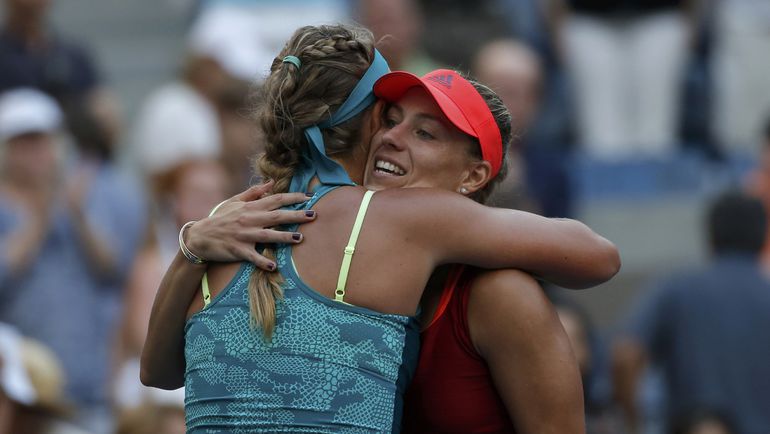 Суббота. Нью-Йорк. Виктория АЗАРЕНКО и Ангелика КЕРБЕР благодарят друг друга за игру после трехчасового марафона. Фото REUTERS