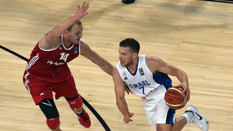 В обороне - Антон ПОНКРАШОВ. Фото AFP