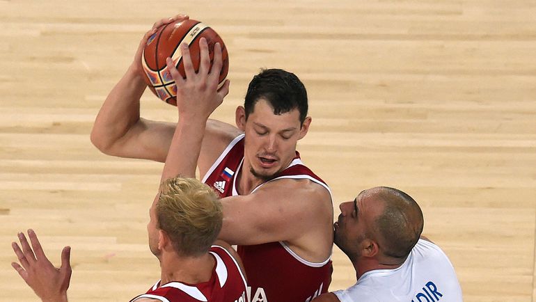 С мячом - Руслан ПАТЕЕВ. Фото AFP