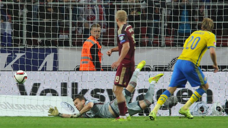 Суббота. Москва. Тушино. Россия - Швеция - 1:0. Один из сэйвов Игоря АКИНФЕЕВА. Фото Никита УСПЕНСКИЙ,