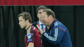 Суббота. Москва. Тушино. Россия - Швеция - 1:0. 71-я минута. Леонид СЛУЦКИЙ отправляет на поле Олега КУЗЬМИНА.