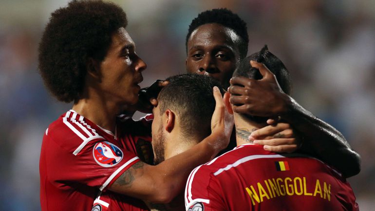 Автора победного гола бельгийцев на Кипре Эдена АЗАРА (в центре) поздравляют Аксель ВИТСЕЛЬ (слева) и другие партнеры. Фото AFP