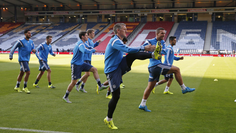 Бастиан ШВАЙНШТАЙГЕР и его партнеры готовятся к игре с Шотландией. Фото REUTERS