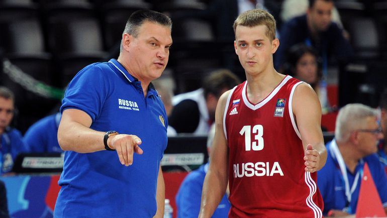 5 сентября. Монпелье. Израиль - Россия - 76:73. Евгений ПАШУТИН (слева) дает указания Дмитрию ХВОСТОВУ. Фото AFP