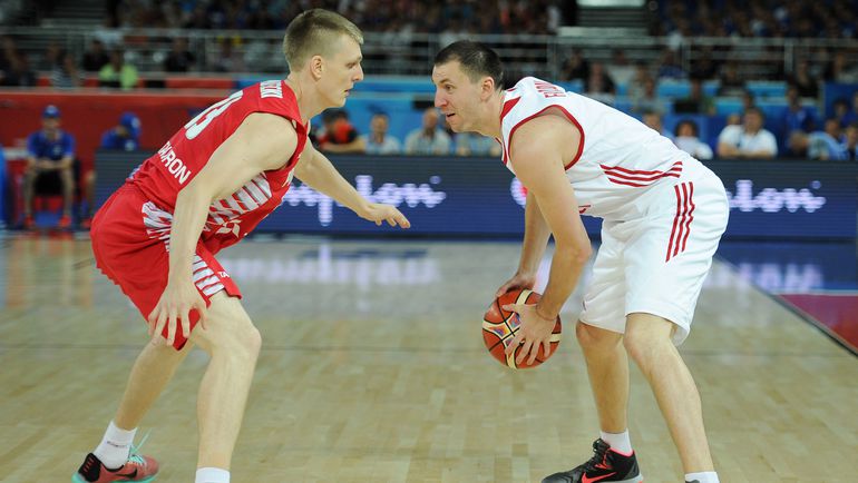 6 сентября. Монпелье. Россия - Польша - 79:82. Виталию ФРИДЗОНУ (справа) противостоит Карол ГРУШЕЦКИ. Фото AFP