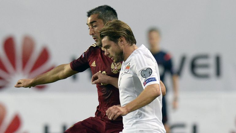 8 сентября 2014 года. Химки. Россия - Лихтенштейн - 4:0. Полузащитник гостей Андреас КРИСТЕН (справа) в борьбе за мяч с Александром САМЕДОВЫМ. Фото AFP