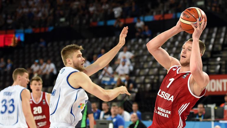 С мячом Андрей ЗУБКОВ. Фото AFP