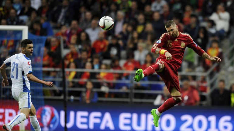 Словакия была бита Серхио РАМОСОМ и компанией - 0:2. Фото REUTERS