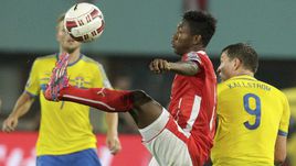 8 сентября 2014 года. Вена. Австрия - Швеция - 1:1. Давид АЛАБА (с мячом) против Кима ЧЕЛЬСТРЕМА.