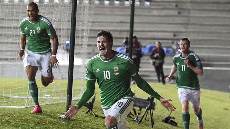 Понедельник. Белфаст. Северная Ирландия - Венгрия - 1:1. 90+3-я минута. Ликование Кайла ЛАФФЕРТИ (10) и его партнеров. Фото AFP