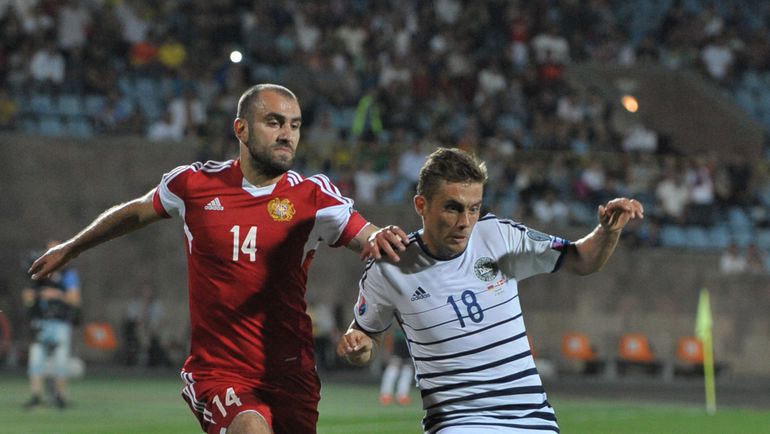 Понедельник. Ереван. Армения - Дания - 0:0. В борьбе за мяч форвард хозяев Юра МОВСИСЯН и хавбек гостей Якоб ПОУЛЬСЕН. Фото AFP