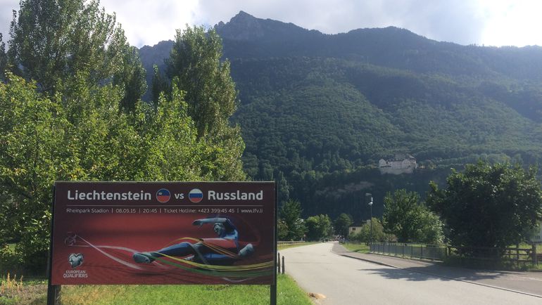 Вот такие рекламные щиты зазывают болельщиков на сегодняшнюю игру. Фото Дмитрий СИМОНОВ,