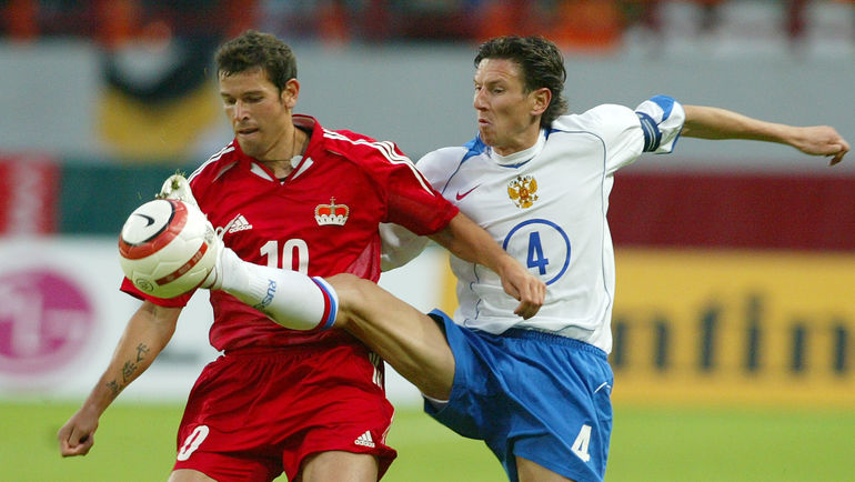 3 сентября 2005 года. Москва. Россия - Лихтенштейн - 2:0. Марио ФРИК (10) против Алексея СМЕРТИНА. Фото Алексей ИВАНОВ,