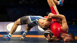 Сегодня. Лас-Вегас. Артем СУРКОВ (справа) в поединке с Миграном АРУТЮНЯНОМ.