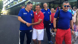 Сегодня. Монпелье. Братья ПАШУТИНЫ на прогулке с болельщиками.