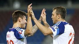 Сегодня. Вадуц. Лихтенштейн - Россия - 0:7. Артем ДЗЮБА (справа) и Федор СМОЛОВ.