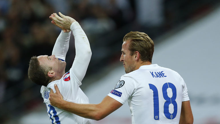 Харри КЕЙН поздравляет Уэйна РУНИ, который обошел Бобби Чарльтона по количеству голов за сборную Англии. Фото REUTERS