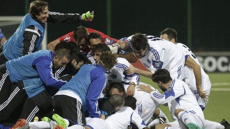 Вильнюс. Литва – Сан-Марино - 2:1. 55-я минута. Ликование игроков сборной Сан-Марино, которые не забивали в гостевых матчах с апреля 2001-го года. Фото REUTERS