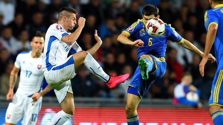 Вторник. Жилина. Словакия – Украина - 0:0. Борьба словака Роберта МАКА и украинца Тараса СТЕПАНЕНКО. Фото AFP