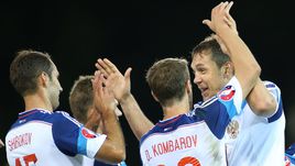 Вчера. Вадуц. Лихтенштейн - Россия - 0:7. Роман ШИРОКОВ, Олег ШАТОВ, Дмитрий КОМБАРОВ, Артем ДЗЮБА (слева направо) и их партнеры вернули нам надежду.