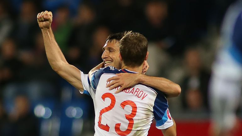 Вторник. Вадуц. Лихтенштейн - Россия - 0:7. 85-я минута. Дмитрий КОМБАРОВ поздравляет с голом Алана ДЗАГОЕВА. Фото REUTERS