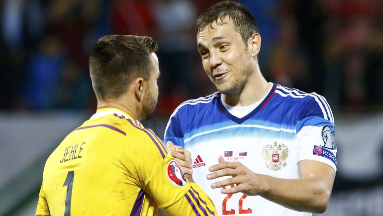 Вторник. Вадуц. Лихтенштейн - Россия - 0:7. Артем ДЗЮБА (справа) извиняется перед Петером ЙЕЛЕ за четыре гола в его ворота. Фото REUTERS