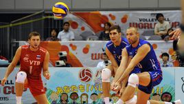 Среда. Хамамацу. Польша - Россия - 3:1. Сергей ТЕТЮХИН принимает мяч.