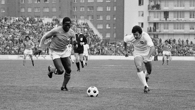 1975 год. Жан-Пьер АДАМС (слева) в товарищеском матче против сборной Португалии.