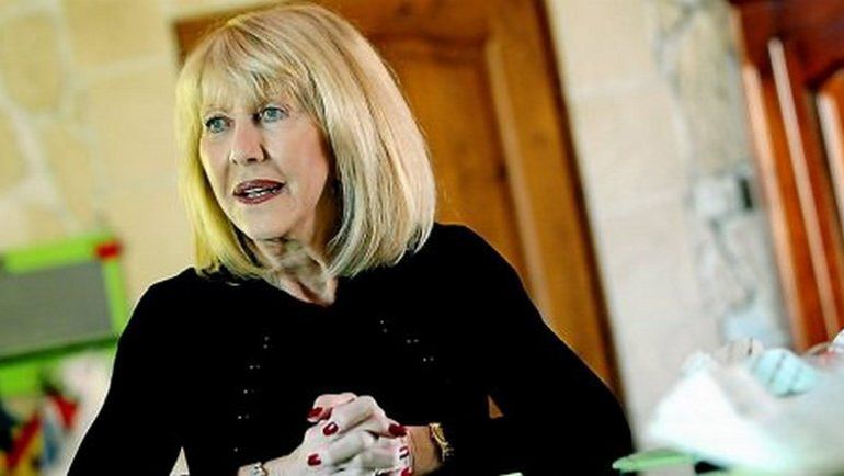 Бернадетт АДАМС.