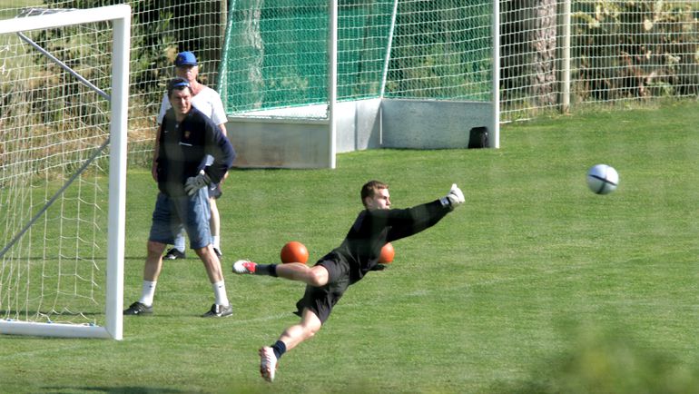 Ринат ДАСАЕВ (слева) наблюдает за работой Игоря АКИНФЕЕВА на тренировке сборной России в 2004 году. Фото Александр ФЕДОРОВ,