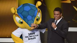 Талисман ЧМ-2014 броненосец Фулеко и легенда мирового футбола РОНАЛДО.