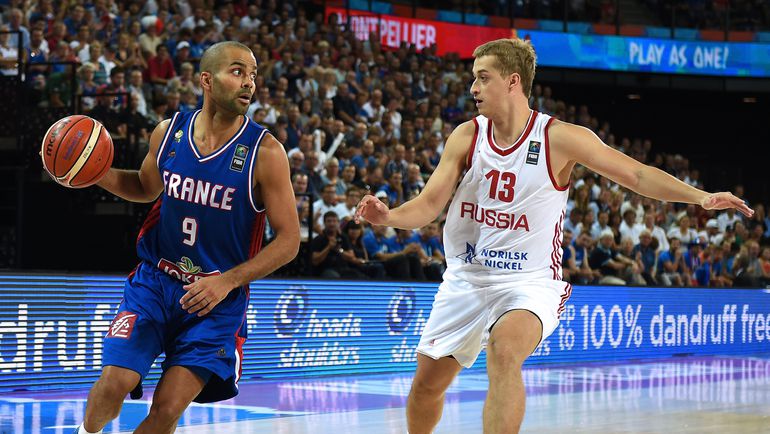 Вчера. Монпелье. Россия - Франция - 67:74. Тони ПАРКЕР (слева) против Дмитрия ХВОСТОВА. Фото AFP