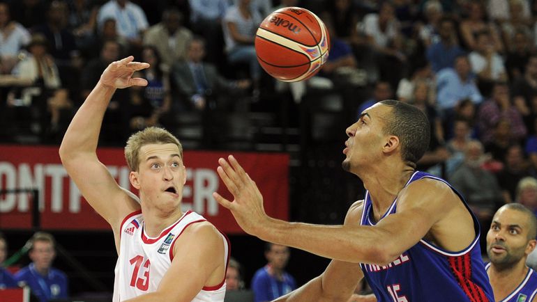 Вчера. Монпелье. Россия - Франция - 67:74. Дмитрий ХВОСТОВ (слева) отдает передачу мимо Руди ГОБЕРА. Фото AFP
