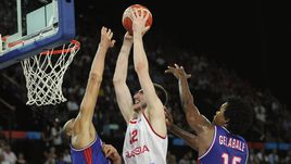 Вчера. Монпелье. Россия - Франция - 67:74. Андрей ДЕСЯТНИКОВ (в центре) исполняет данк несмотря на сопротивление Руди ГОБЕРА (слева) и Микаэля ЖЕЛАБАЛЯ.