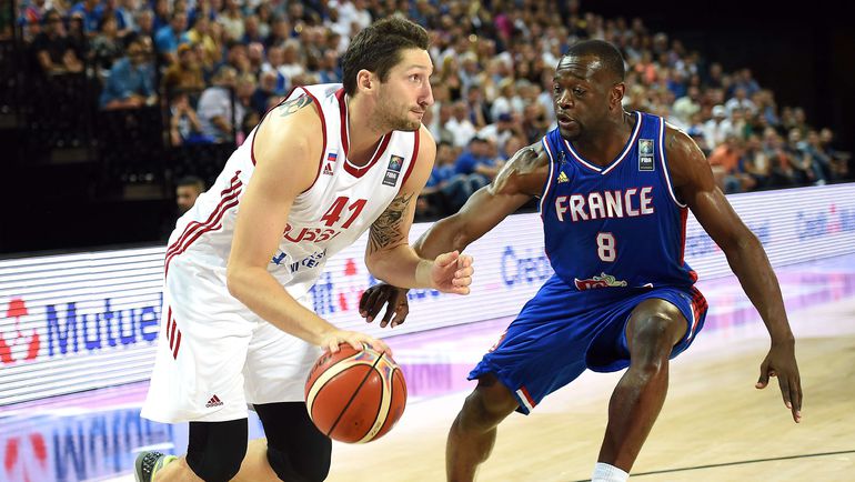 Вчера. Монпелье. Россия - Франция - 67:74. Никита КУРБАНОВ (слева) пытается прорваться мимо Шарля КАУДИ. Фото AFP