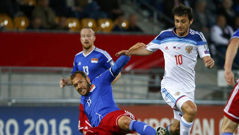 8 сентября. Вадуц. Лихтенштейн - Россия - 0:7. Алан ДЗАГОЕВ (справа). Фото REUTERS