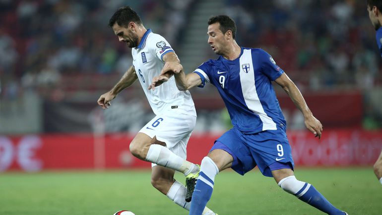 4 сентября. Греция. Пирей. Греция - Финляндия - 0:1. Берат САДИК (справа). Фото AFP