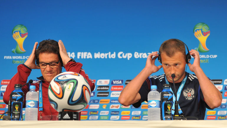 Василий БЕРЕЗУЦКИЙ (справа) уже дал понять, что атмосфера в сборной при Фабио КАПЕЛЛО была менее душевной. Фото Александр ФЕДОРОВ,