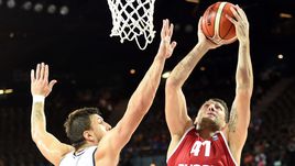 Четверг. Монпелье. Босния и Герцеговина – Россия – 61:81. Андрий СТИПАНОВИЧ пытается заблокировать бросок Никиты КУРБАНОВА.