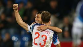 Вторник. Вадуц. Лихтенштейн - Россия - 0:7. 85-я минута. Дмитрий КОМБАРОВ поздравляет с голом Алана ДЗАГОЕВА.