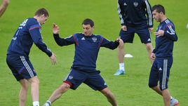 Алан ДЗАГОЕВ (в центре).