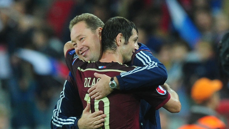 Суббота. Москва. Тушино. Россия - Швеция - 1:0. Леонид СЛУЦКИЙ благодарит за игру Алана ДЗАГОЕВА. Фото Федор УСПЕНСКИЙ,