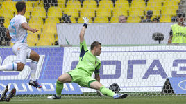 4 августа 2012 года. Москва. Лужники. ЦСКА - Зенит - 1:3. Сергей СЕМАК оформиляет дубль в ворота Игоря АКИНФЕЕВА.