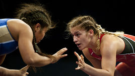 Ирина ОЛОГОНОВА (слева) в борьбе с Луизой МАРУЛИС взяла серебро чемпионата мира в весовой категории до 55 кг.