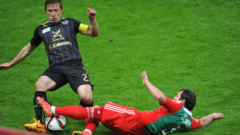 Олег КУЗЬМИН (слева) в борьбе за мяч с Аланом КАСАЕВЫМ. Фото Александр ФЕДОРОВ,