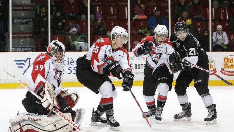 Сергей БОЙКОВ (второй слева) в матче за